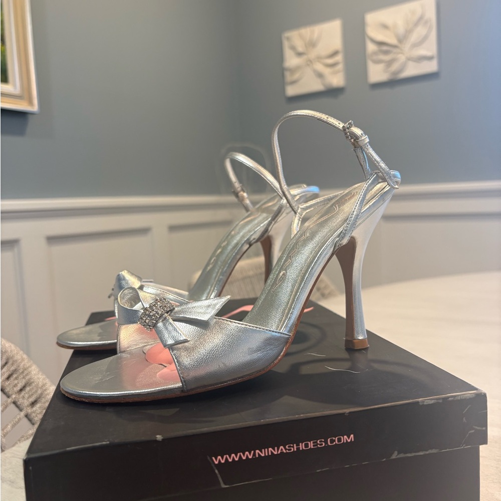 Nina Women's Silver Heels; Size 8